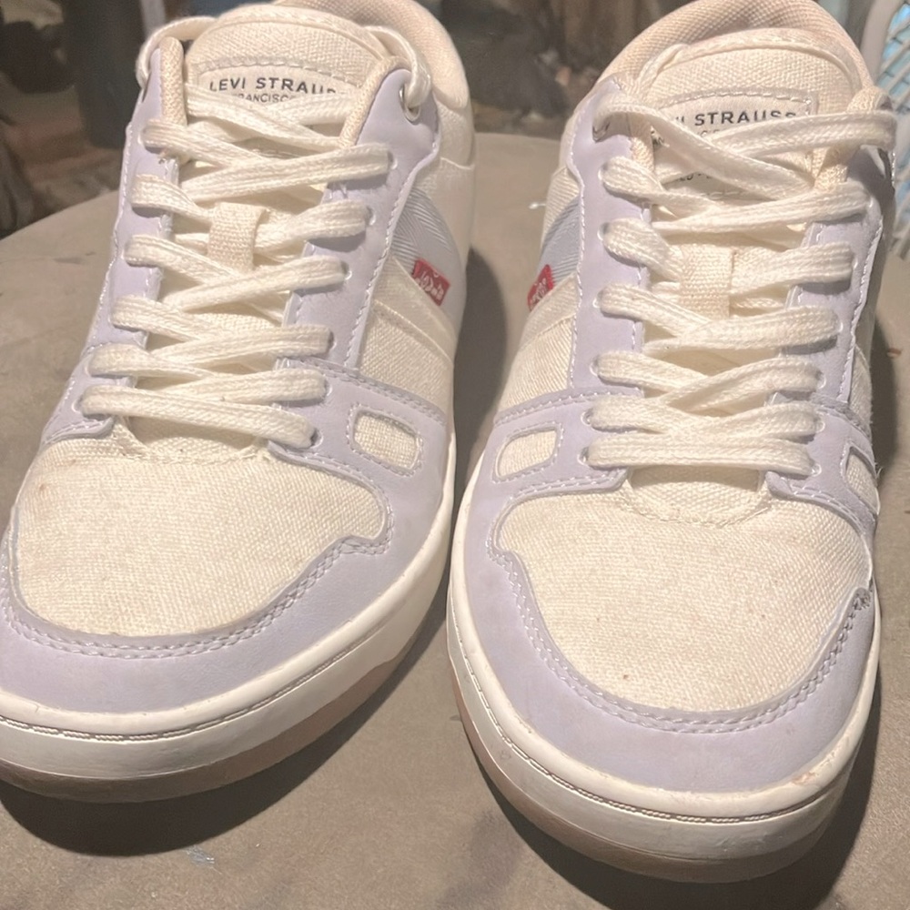 Woman’s size 7 Levis low top